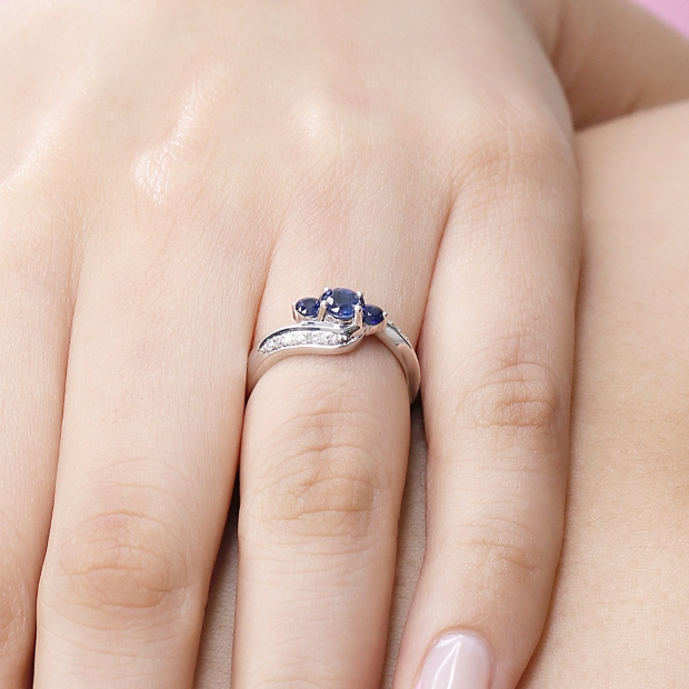 0.50 Carat (ctw) 14k White Gold Round Blue Sapphire And White Diamond Ladies Swirl Engagement 3 Stone Bridal Ring