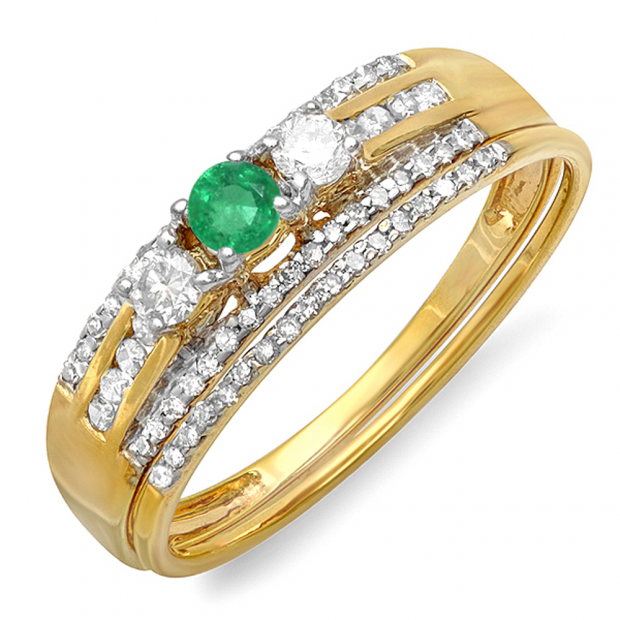 0.40 Carat (ctw) 18k Yellow Gold Round Green Emerald And White Diamond Ladies 3 Stone Bridal Ring Engagement Set