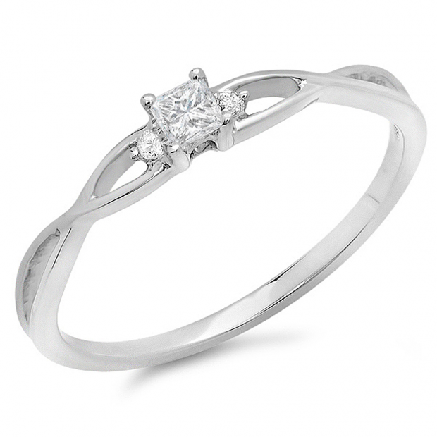 0.15 Carat (ctw) 10k White Gold Princess & Round Diamond Ladies Crossover Swirl Bridal 3 Stone Promise Engagement Ring