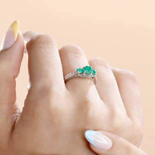 1.00 Carat (ctw) 14k White Gold Round White Diamond And Green Emerald 3 Stone Ladies Bridal Engagement Ring 1 CT