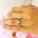 1.00 Carat (ctw) 18k White Gold Round White Diamond And Green Emerald Ladies Vintage Bridal 3 Stone Engagement Ring
