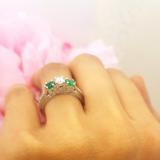1.00 Carat (ctw) 18k White Gold Round White Diamond And Green Emerald Ladies Vintage Bridal 3 Stone Engagement Ring