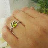 1.45 Carat (ctw) 10K White Gold Cushion Cut Peridot & Round White Diamond Ladies Swirl Split Shank Bridal Engagement Ring 1 1/2 CT