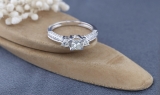 1.00 Carat (ctw) 14K White Gold Side Round & Center Princess Cut Diamond Ladies Bridal Engagement 3 Stone Ring 1 CT