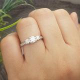 0.98 Carat (ctw) 14K White Gold Round Diamond 3 Stone Ladies Vintage Style Bridal Engagement Ring 1 CT