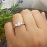 0.98 Carat (ctw) 14K White Gold Round Diamond 3 Stone Ladies Vintage Style Bridal Engagement Ring 1 CT